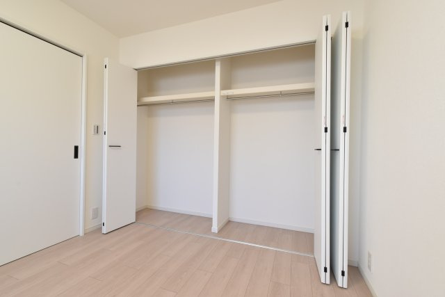 洋室の収納は壁一面の大型クローゼットを採用しています♪