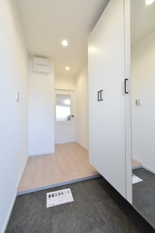 大容量のシューズボックス！便利な姿見付きです！内部は可動棚棚になっているので高さも自在に調整可能です♪