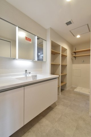収納3面鏡付きの洗面化粧台です♪小物もすっきり収納できます♪水栓はシャワーホース付きです♪