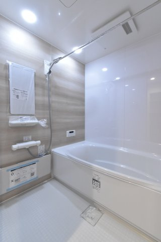 最新のユニットバスに取り替えています♪お掃除ラクラク設計です！水栓は節水機能付き・浴槽はお湯が冷めにくい仕様です♪