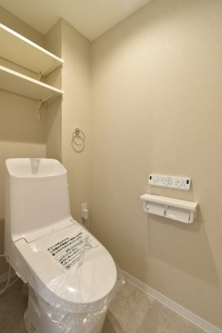 最新の節水型トイレです！隅々までお掃除のしやすい構造になっています！100年キレイが続くコーティングが施されています♪