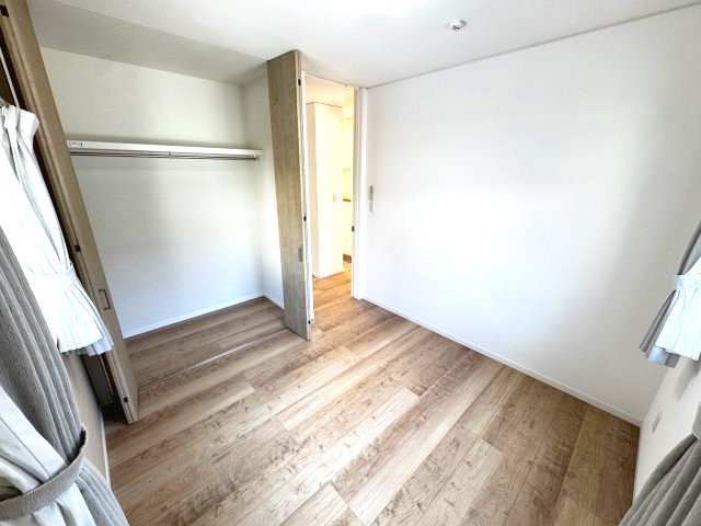 明るい角部屋の子供部屋♪クローゼットもあり収納たっぷりです♪