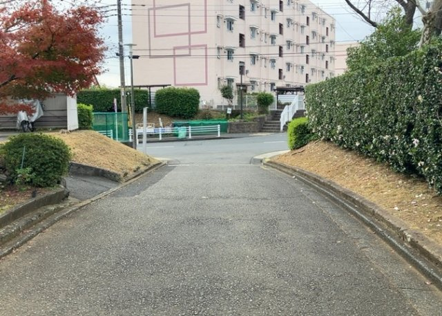 ラウンジは、マンションの共用スペースに椅子やテーブルなどを配置した利用者が寛げる空間です。屋内型ラウンジと屋外型ラウンジがあります。共用部分の管理状況と合わせて、詳細については現地でご確認ください。