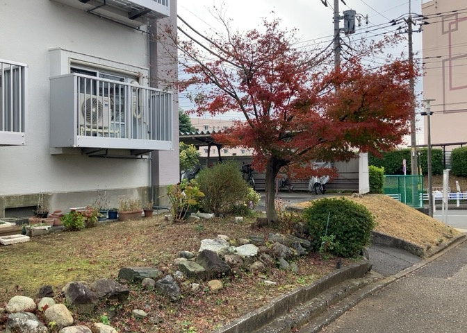 受付はマンションコンシェルジュがいる場合もあれば、管理人が滞在する小部屋を総称して呼ぶことがあります。主にエントランスに設置されていることから、防犯面でも期待ができます。防犯設備がない場合はより安心！