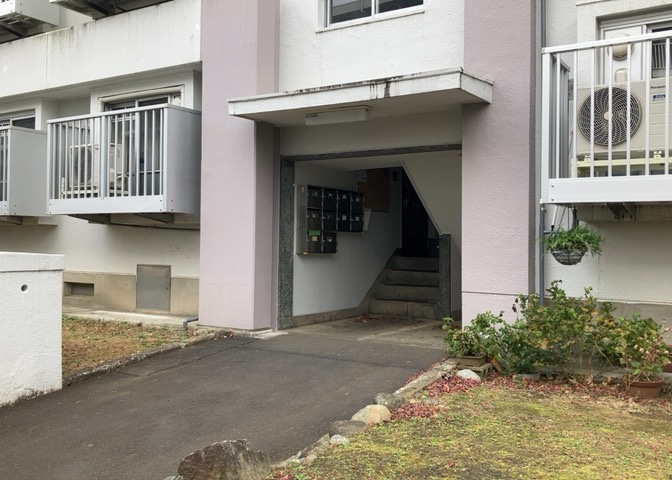 エントランス付近に設置されている集合ポストは、住んでいる部屋と離れているため、ポストをあさるなど誰かに何かされていても被害に気づきにくいです。入居する時には他人に特定されにくい番号で鍵をかけましょう！