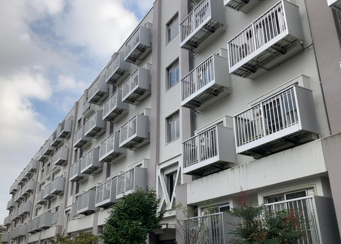 室内の防犯設備もチェックしましょう！モニター付きインターホンが設置されているか、防犯シャッターが設備されているか、ベランダに人が上がってきにくい高さかなどチェックしておくと入居後も安心できるでしょう。