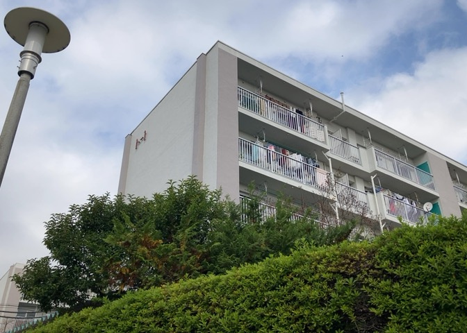 道幅が広い場所は日当たりや風通が良好です。幅が広いのですれ違いも可能ですし大きな車でも駐車可能！一方で、大型車が通ることも多くなるため交通量の増加により騒音に繋がります。また土地の値段が高くなります。