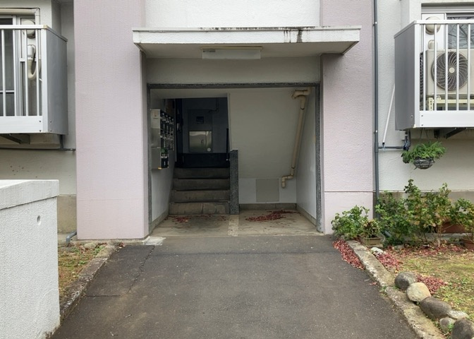 玄関は家の顔でもあり、家族以外の目にも止まる場所です。玄関は外との間を仕切る扉、靴などをしまっておく収納スペース、靴脱ぎのたたきスペース、来客とのやり取りをするドアホンなど複数のアイテムからなります。