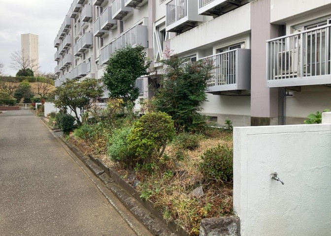 共有部分は、住民なら誰もが使える設備のこと。例えば駐車場やエレベーター、インターネット設備、セキュリティ設備などがあります。他にも、マンションの廊下・外部階段やエントランス・ゴミ置き場などがあります。