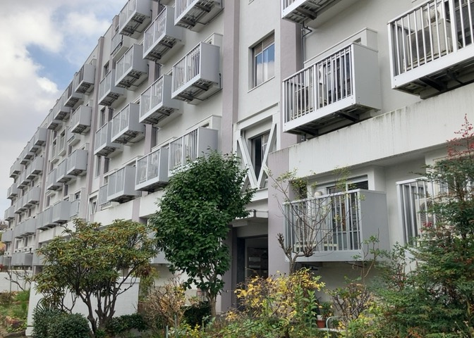 共用部分は、一棟の建物に住む区分所有者全員が共同で所有するとし、共用部分の管理、補修などは、区分所有者で形成される管理組合が行います。個人の判断で勝手に変更することはできませんので覚えておきましょう。