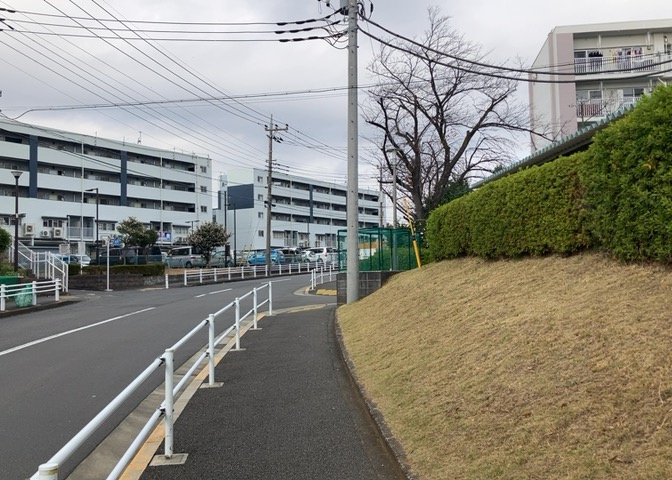 眺望の良さを楽しめるダイニングキッチンで家族団らんの時間を過ごしてはいかがでしょうか。バルコニーから見える景色を家族で眺める時間は、時間が経つのを忘れてしまいそうですね。是非、現地を見に行きましょう！