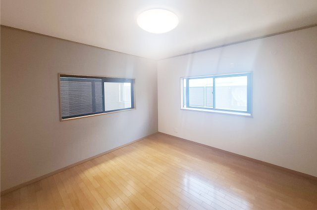 洋室1：クロスを貼替えるなどリフォーム済み。2面採光で風通りの良いお部屋です。