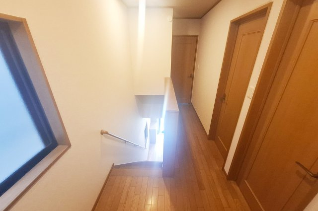 2階廊下：各居室へつながる2階廊下です。クロスを貼替えるなどリフォーム済み。