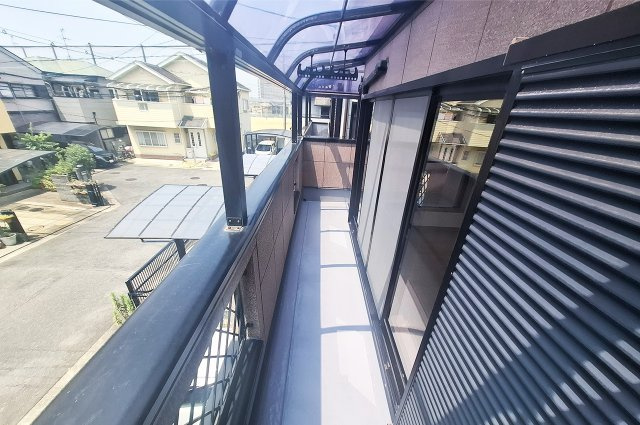 バルコニー：洋室3から出入りが可能です。テラス屋根付き。