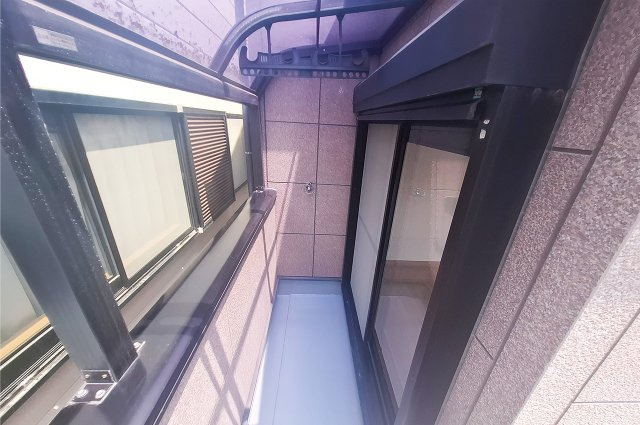 バルコニー：洋室3に面したテラス屋根付きのバルコニー。