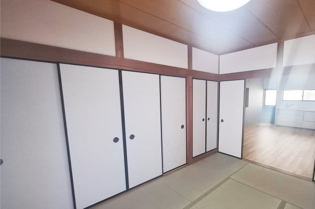 和室：畳表替えや襖・障子・クロスを貼替えた6帖の和室です。隣接するLDKとの一体利用も可能です。