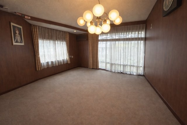 大きな窓からやわらかな光が差し込む洋室は開放感のあるゆとりの空間。落ち着いた木目調の内装が温かみを演出し、ゆったりとした時間を過ごせます。広さも十分にありリビングや主寝室としても使いやすいお部屋です。