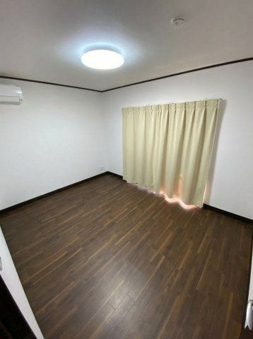 木目調フロアにエアコン完備。カーテンレール設置済の個室。