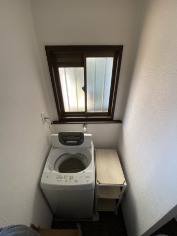 専用の防水パンと小窓を設置。上部にコンセントを完備。