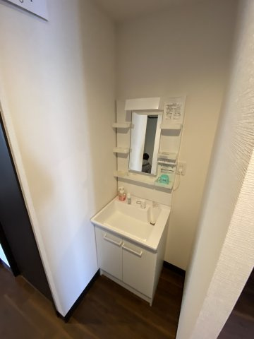 複数箇所に洗面台を設置し、朝の混雑を緩和する設計。