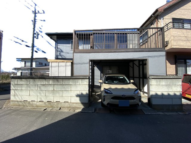 1台分の駐車スペースを確保。上部はバルコニーの設計。