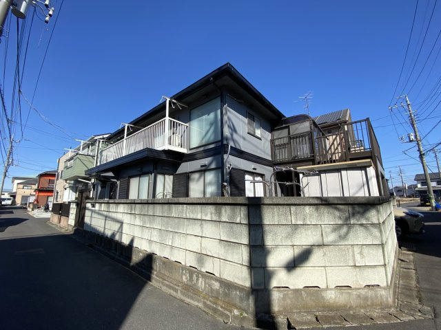 角地に位置。周囲の建物と距離を保った配置。