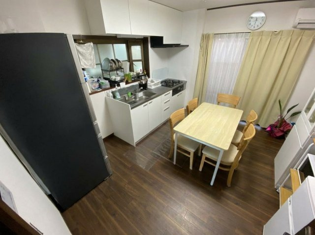 掃き出し窓から採光を確保。大型冷蔵庫も設置可能な配置。
