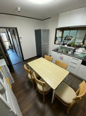 6人掛けテーブルを配置可能な広さ。キッチン隣接の動線。