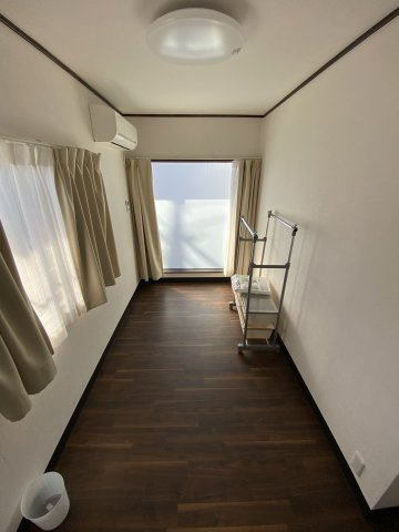 縦型の個室設計。窓を2箇所設置し、通風に配慮。