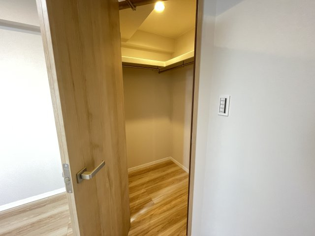 広々としたウォークインクローゼット付きで、大小様々な荷物が収納出来ます。　