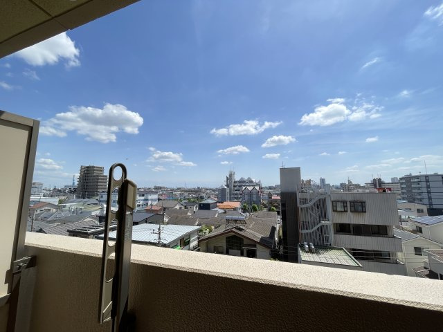 前面棟無しで南向きのバルコニーは、陽当たり・通風・眺望良好です。　