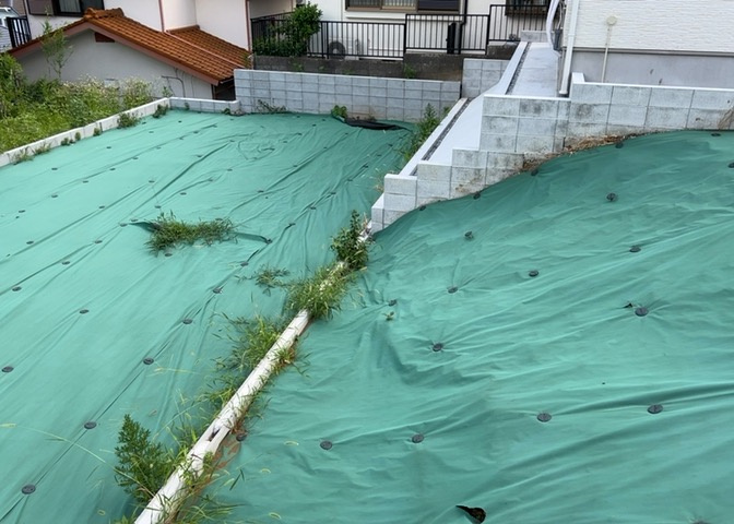 土地の形が極端に長細かったり、狭小地、あるいは道路との高低差がある傾斜地だった場合、後々売ろうとしても買い手がつかない場合もあります。後々、売却することになった時に価値の下がらない土地を選びましょう。
