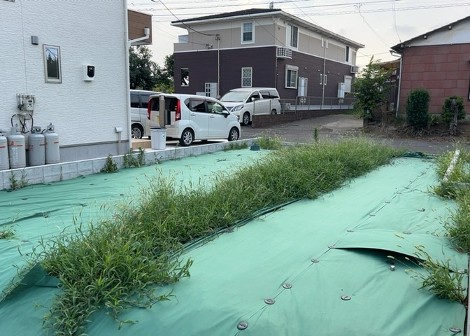 土地の面積＝住宅面積ではありません。建ぺい率の問題などで、土地のある場所によって住宅を建てられる面積は限られています。高さもしかり、「土地」という言葉の中には、建築条件も含まれると考えておきましょう。