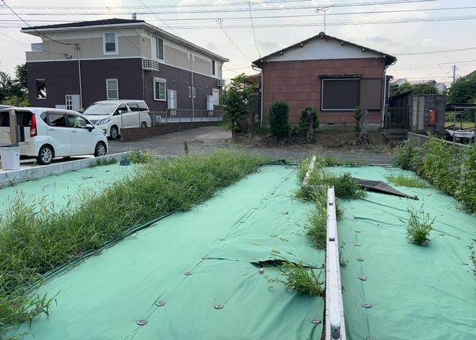 家を建てる場合、方位は要チェックです。現実的に日当たりのよい家ならばリビングは南側、建築基準法でも北側に当たる家への配慮は求められています。土地を見学に行く際は、方位磁針を持って行くようにしましょう。