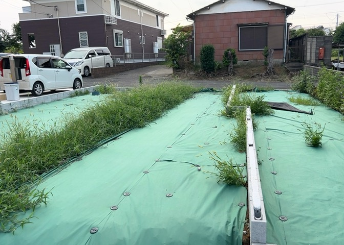 土地の前の道路に消火栓が設置されていることがあります。この場合、道路交通法第45条第1項により、駐車禁止の場所が指定されています。そのため、車庫などの駐車スペースをつくることができない場合があります。