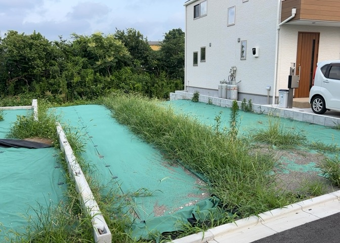 現地に行くなら、物件の周囲の地形がどうなっているかを見ることも大切です。周辺より低くなっている土地では、大雨などで水が集まりやすいため、地盤が弱くなっているということも考えられるため、注意が必要です。