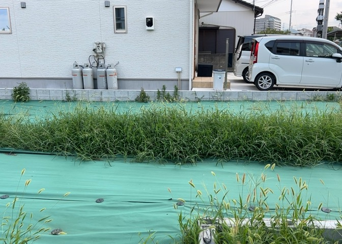 土地購入を検討されている場合、境界杭がない状態で購入してしまうと境界確定測量をする必要があり、費用がかかります。購入の前に、売主、隣土地所有者立ち合いのもと境界を確定し境界杭を設置するのがベストです。