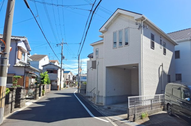 前面道路を含む外観