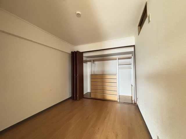 広くて明るい寝室
