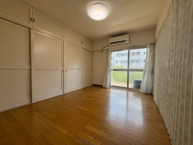 洋室には大きな収納があり、パーテーションカーテンを開けると広い一室としてもご利用可能です♪