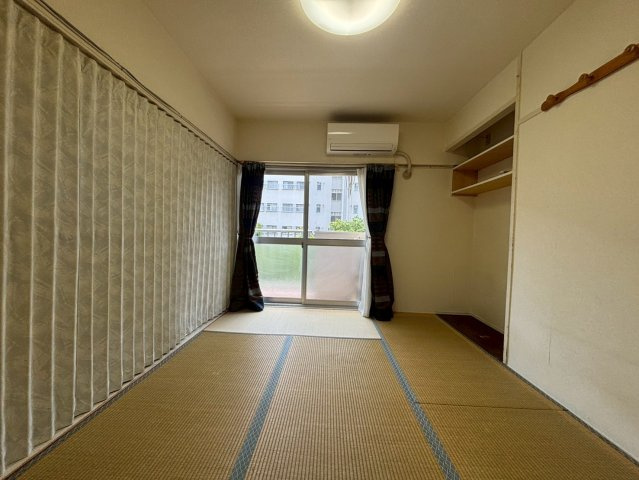 収納もあり南向きで明るいです♪パーテーションカーテンを開けると広い一室としてもご利用可能です♪