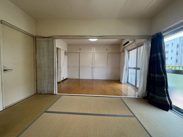 パーテーションカーテンを開けると大きな一室としてご利用いただけます。
