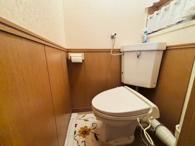 温水洗浄機付きのトイレです♪