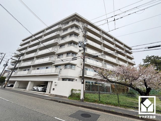 駐輪場・バイク置き場もございます。しっかり区画が整理されており使い勝手の良い設計です。（駐輪場：年額3500円、バイク置き場：月額500円）
