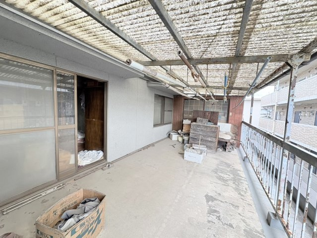 ゆとりのある広さのベランダで、洗濯物を干すスペースとしても使いやすい空間です。屋根があるため天候の影響を受けにくく、実用性の高い造り。物置スペースとしても活用でき、日常生活のさまざまな用途に対応可能。