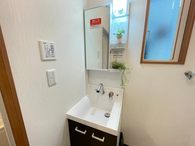 鏡の中は収納になっています♪散らかる化粧水や歯ブラシもしっかり隠せて楽に綺麗を保てます♪