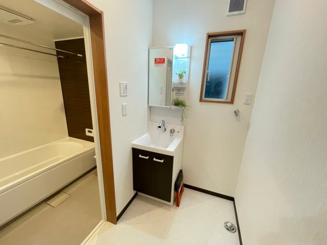 洗面台横の洗濯機置き場はドラム洗濯機も入るサイズです♪