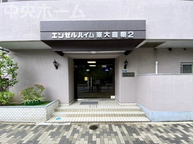 【エントランス】マンションのエントランスは、その物件の印象を決める、顔とも言える場所です。毎日通る場所ですからきれいなのが一番です。エントランス内はオートロックですので暮らしの安全も確保されています。