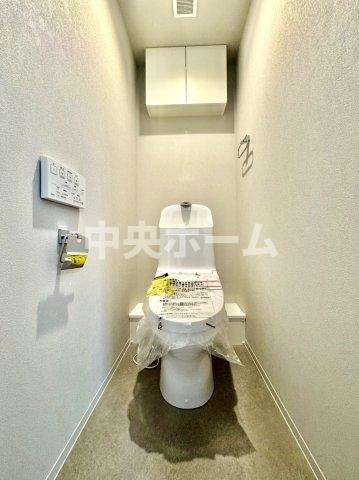 【トイレ】　収納スペースをしっかりと確保した温水洗浄便座機能付きトイレ。温水洗浄便座は清潔にお使いいただくための大切なアイテムです。