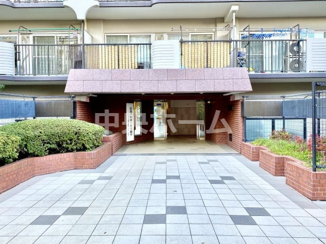 【エントランス】マンションのエントランスは、その物件の印象を決める、顔とも言える場所です。毎日通る場所ですからきれいなのが一番です。エントランス内はオートロックですので暮らしの安全も確保されています。